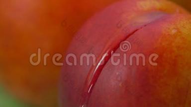 特写一滴水在桃子上流动